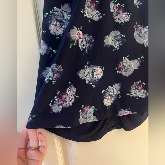 Market & Spruce Sleeveless Navy Floral Blouse Women’s Size Medium - Picture 6 of 12